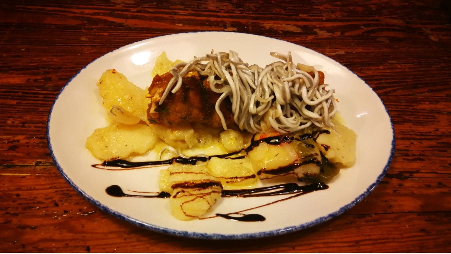 Brocheta moruna de atún con gulas | Foto: Macarena Torres 