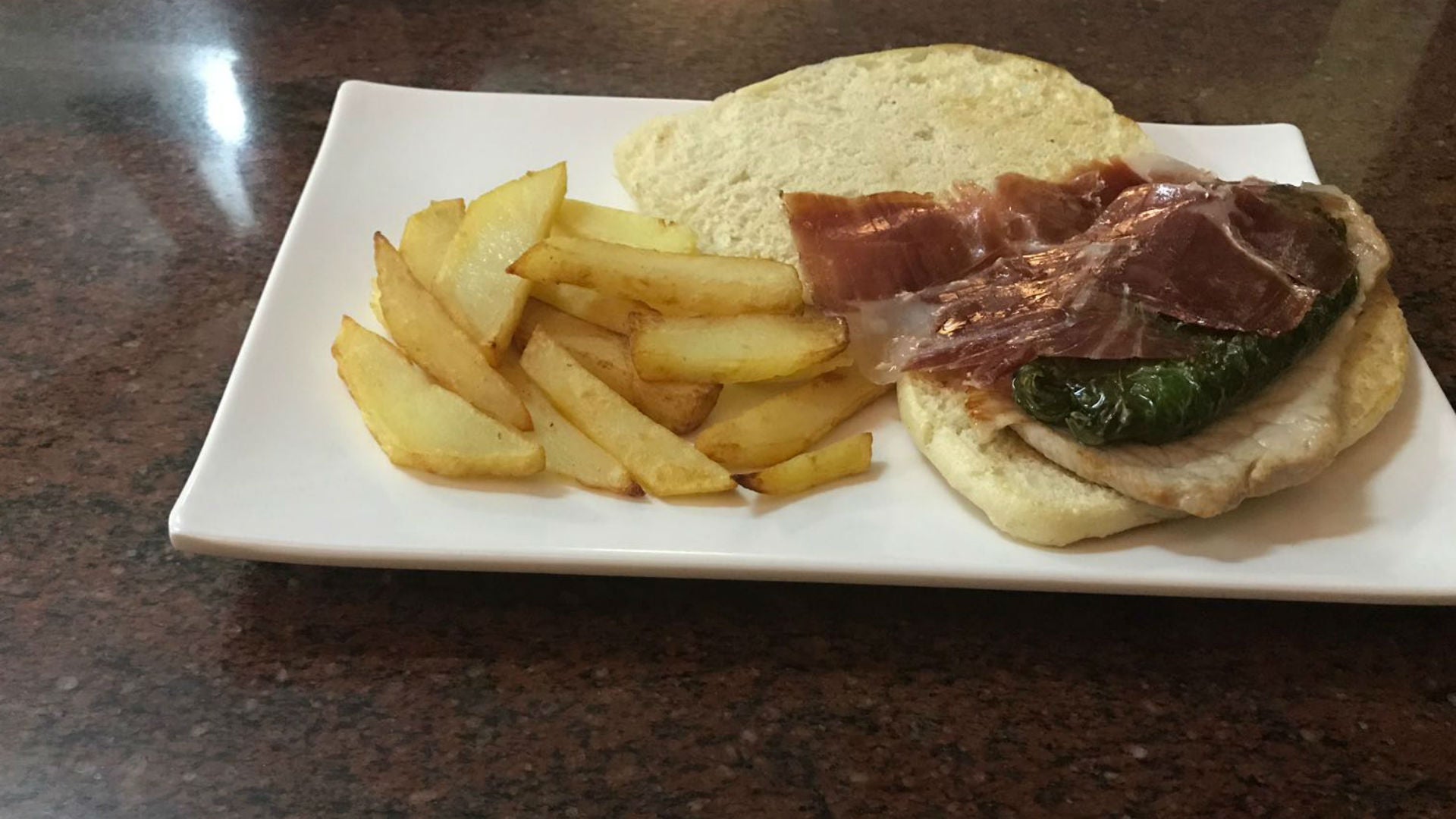 Un recorrido por los serranitos imprescindibles de Sevilla