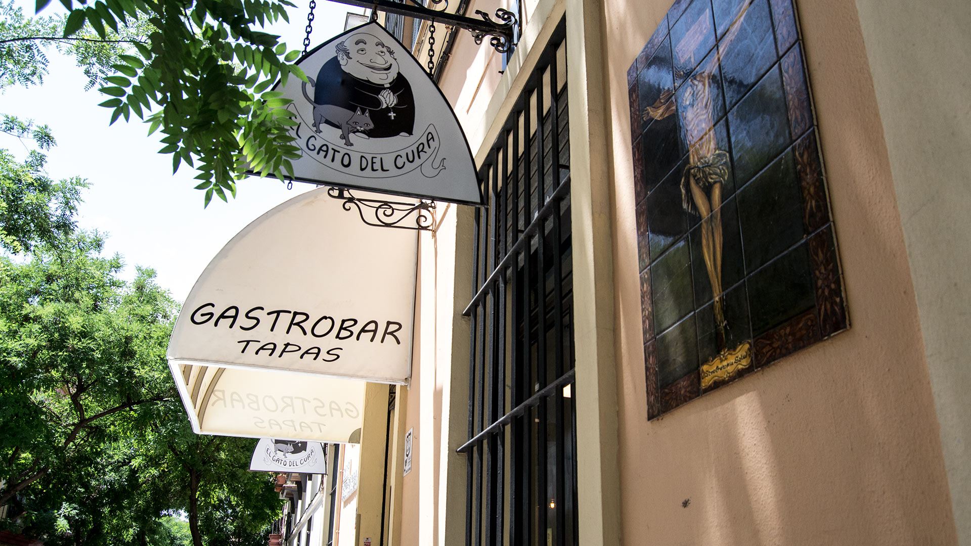 Bares de Sevilla con nombres curiosos y su porqué