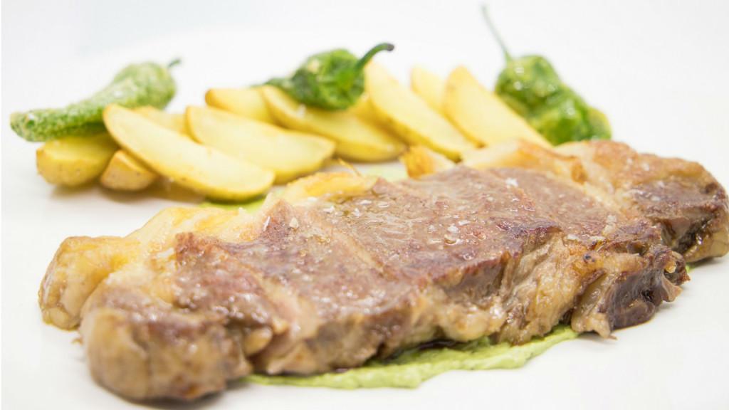 lomo_de_buey_con_pimientos_padron. 