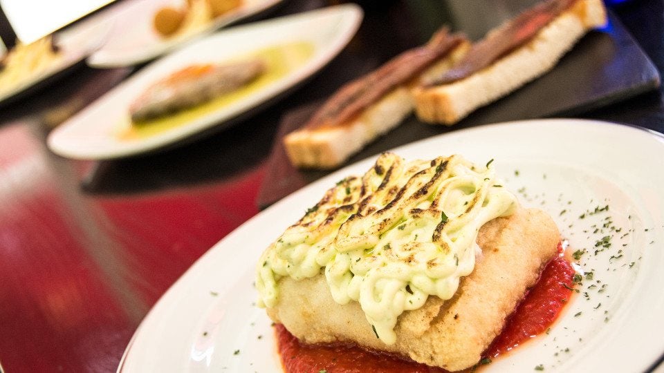 Bacalao con salsa de pimientos y ali oli 