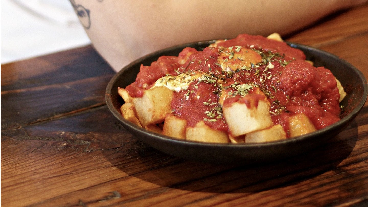 Patatas bravas con salsa de tomate confitado Foto:SEIS TAPAS
