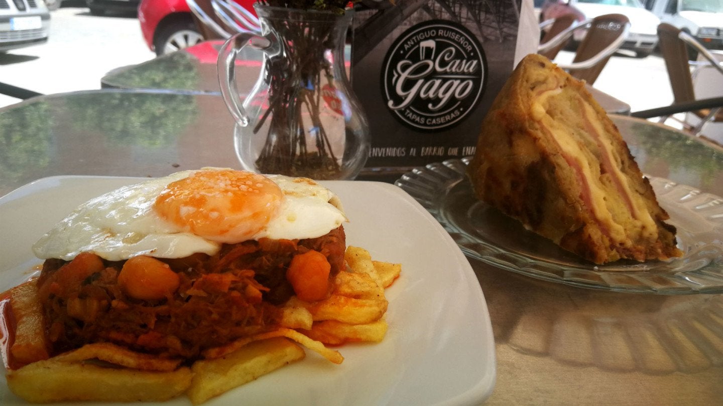 Ropa vieja con huevo y patatas y tortilla de berenjenas, dos de sus platos estrella |Foto: Macarena Torres