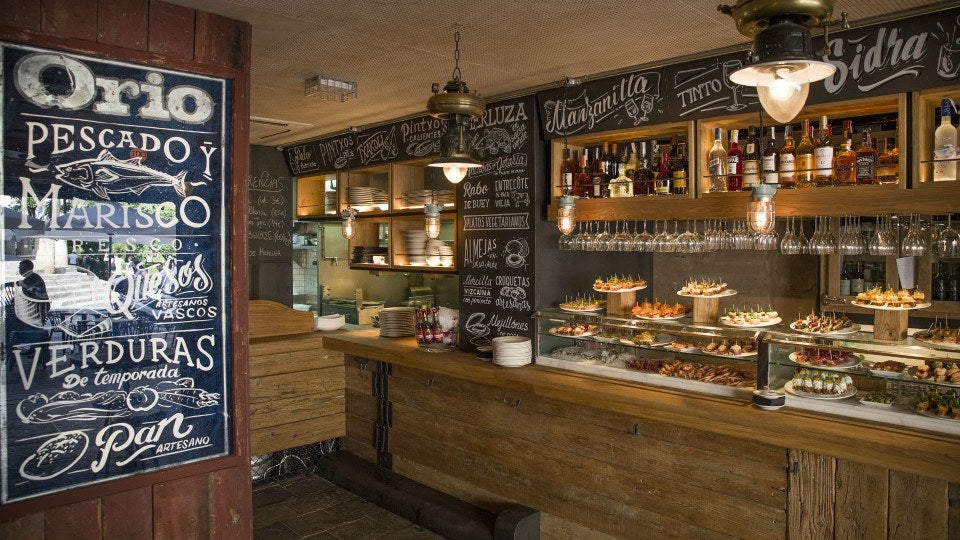 Interior del restaurante Orio en Sevilla