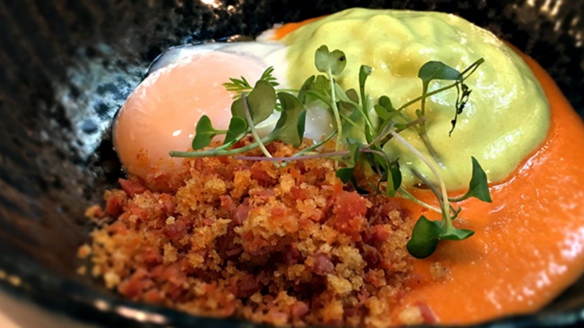 Huevo a baja temperatura, migas de chorizo, espuma de guisantes y crema de tomate del Hospes Las Casas del Rey de Baeza