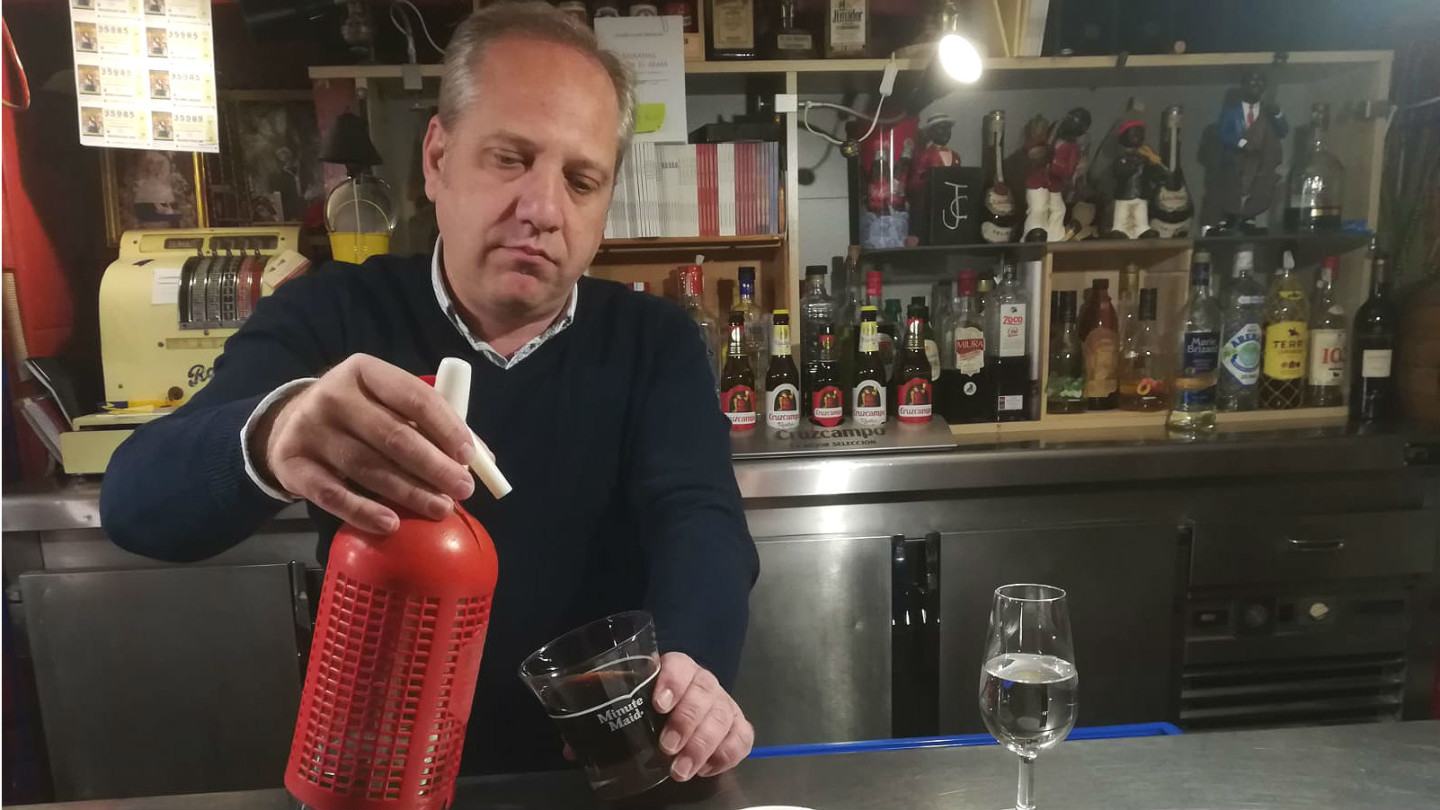 Javier Castro sirviendo su famoso vermut | Foto: Casa Joaquín