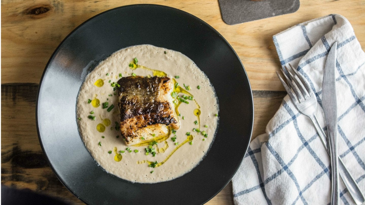 Bacalao fresco a la plancha con crema de champiñones | Foto: Gastrobar