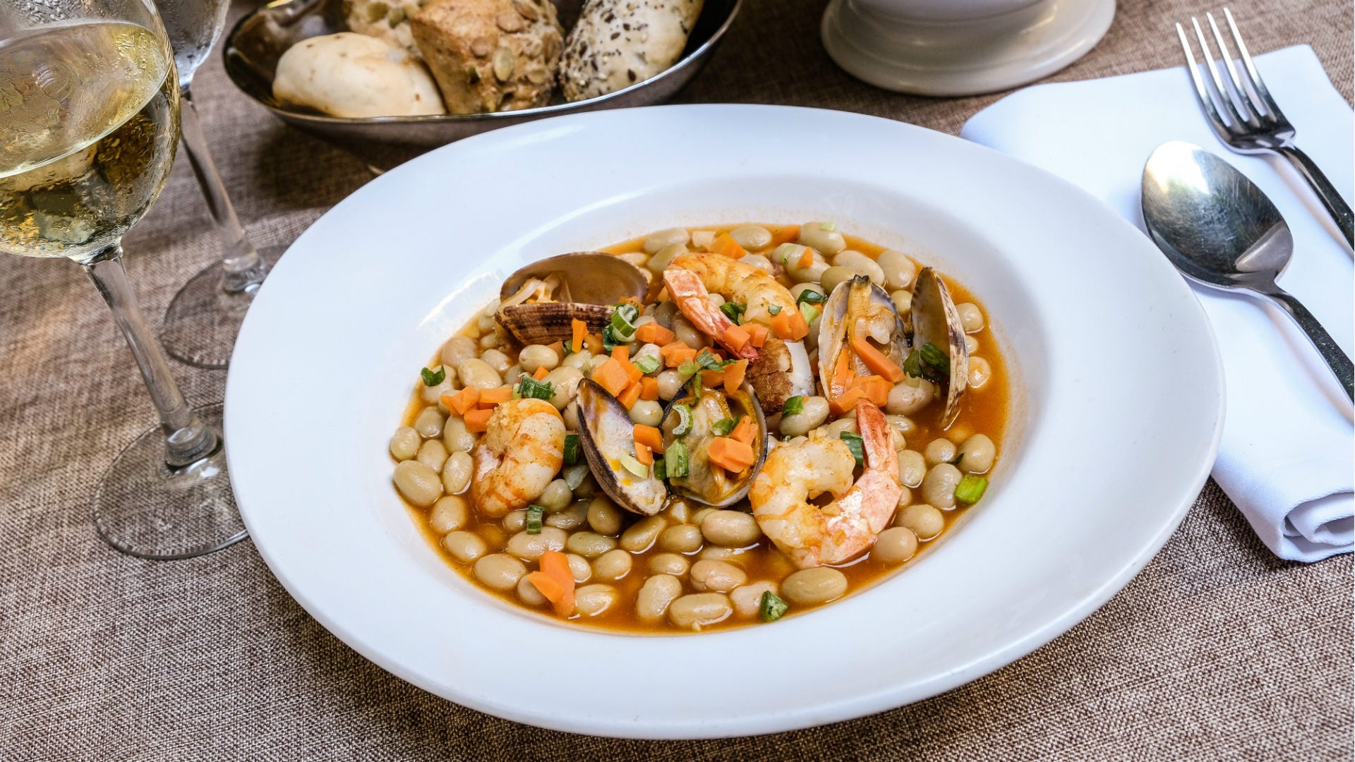 pochas-con-almejas-y-langostinos-r