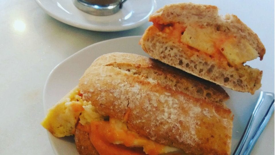 Tostadas de tortilla con salmorejo | Foto: Mármoles