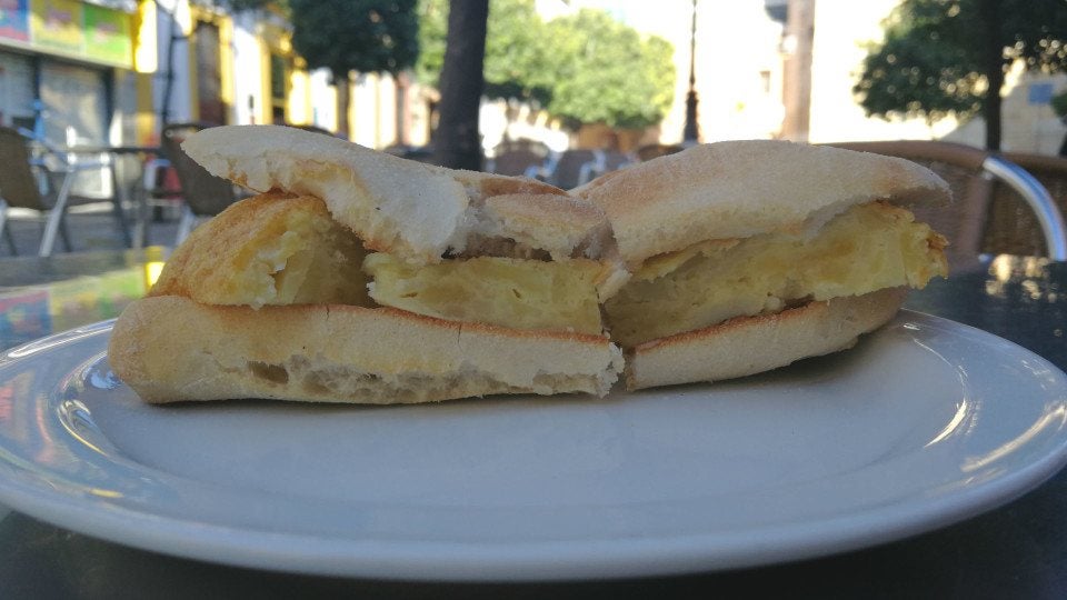 Tostada de tortilla de patatas en la terraza de Santa Marta | Foto: Macarena Torres