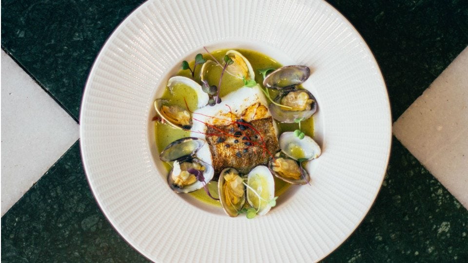 Bacalao con almejas y salsa verde de El Pintón