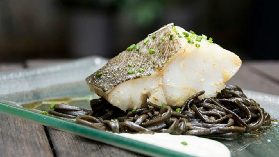Bacalao con lenguini negro de Zelai 