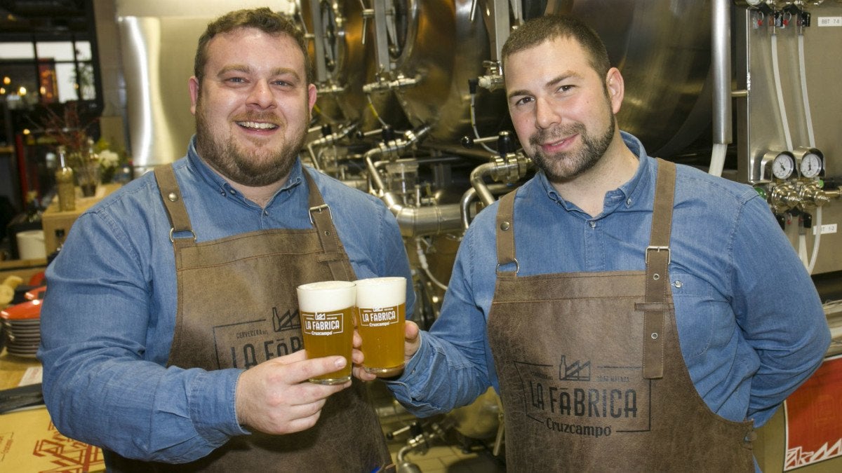 Los maestros cerveceros Jorge Valera y Juan Navarro