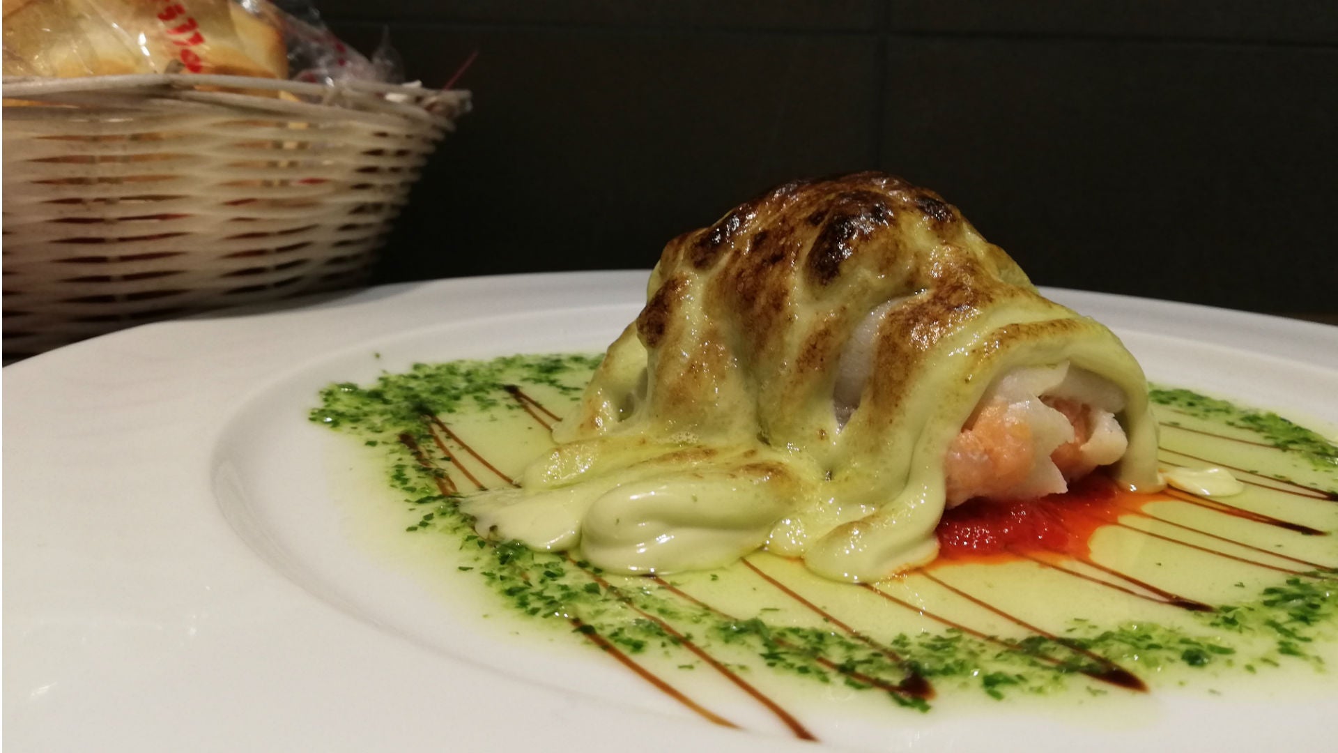 Milhoja de rosada y slmón obre coulis de piquillo y ali oli de cilantro