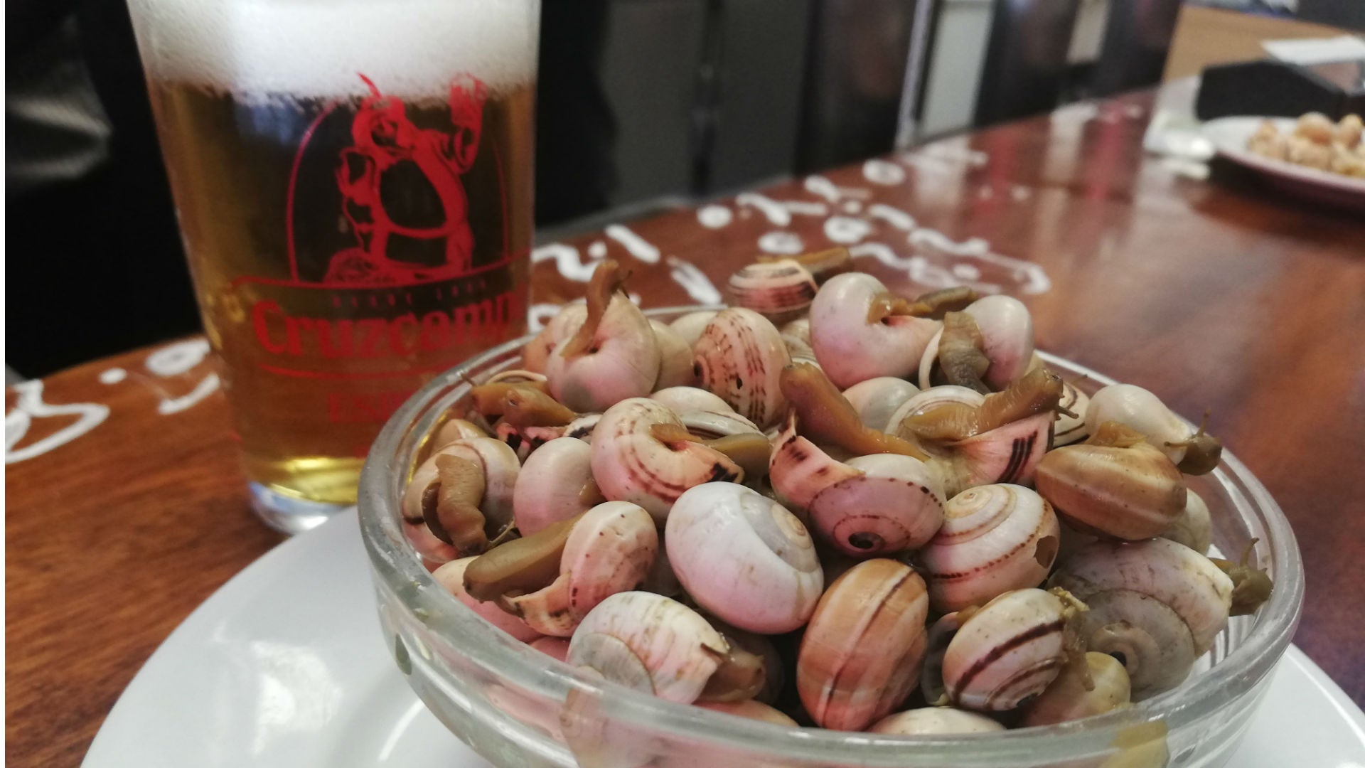 ¿Dónde tomar buenos caracoles y cabrillas en Sevilla?