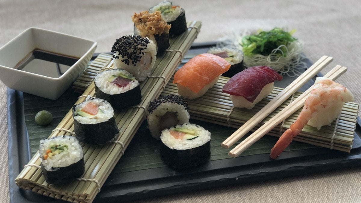 tabla-de-sushis-y-makis-japon-1