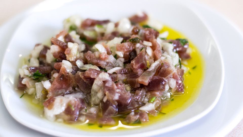 Mojama aliñada con cebolla y perejil de Mariscos Emilio