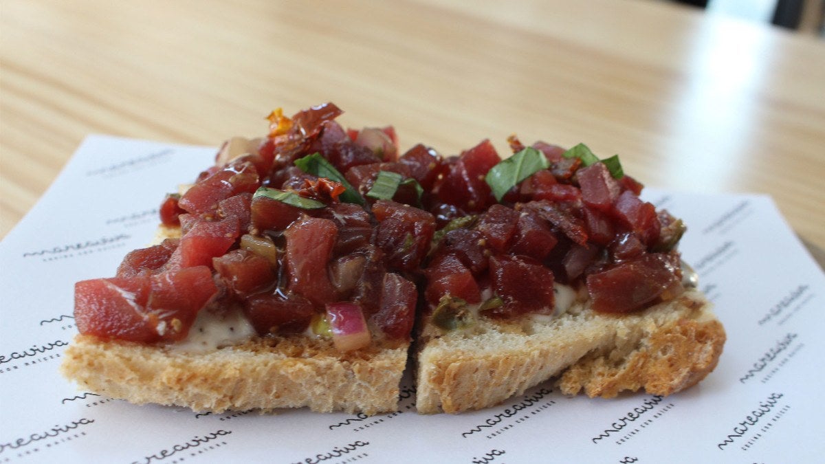tosta-tartar-atun-restaurante-marea-viva
