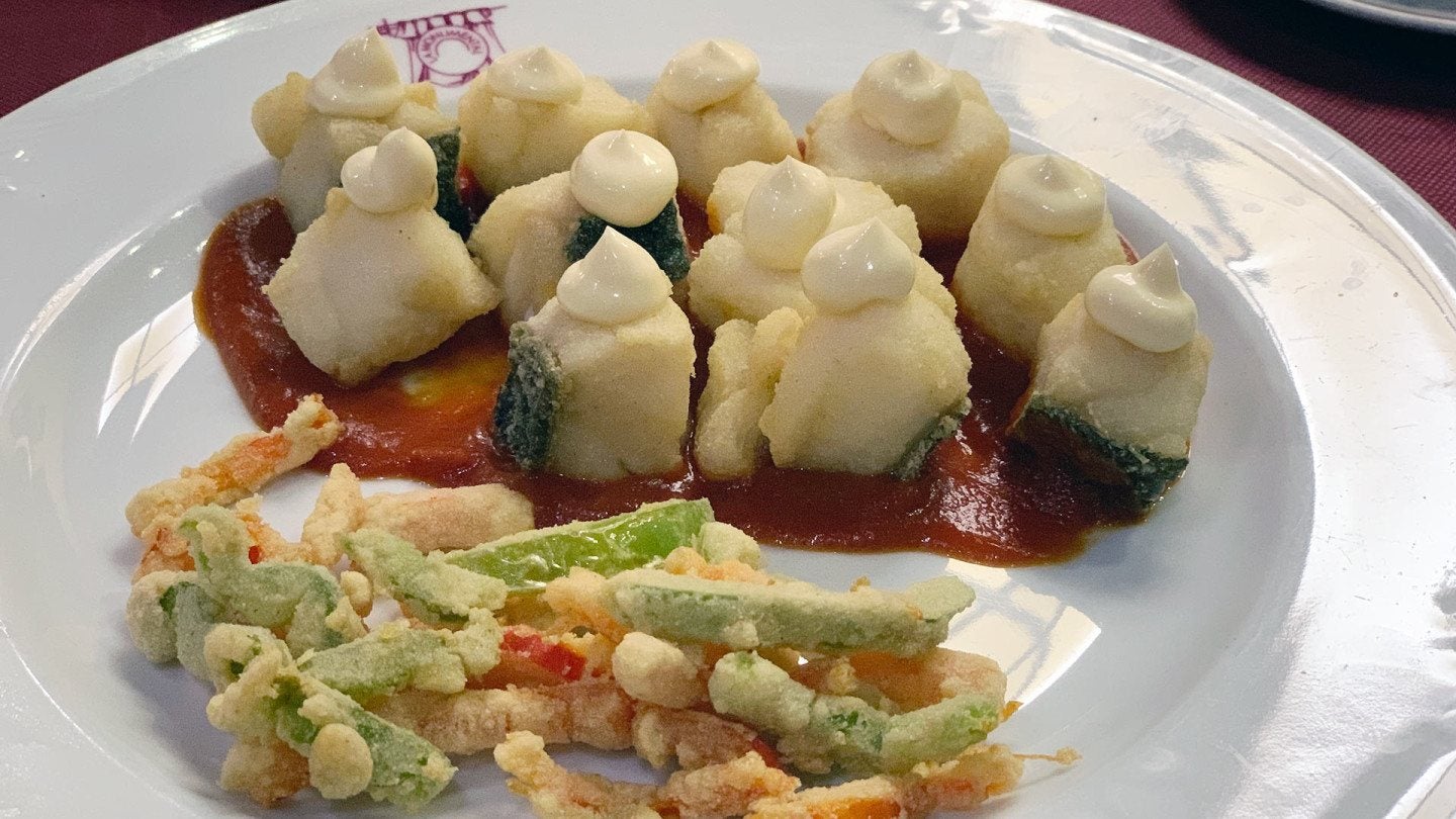 Taquitos de bacalao con mayonesa con Palo Cortado y tomate casero de La Monumental de Sevilla