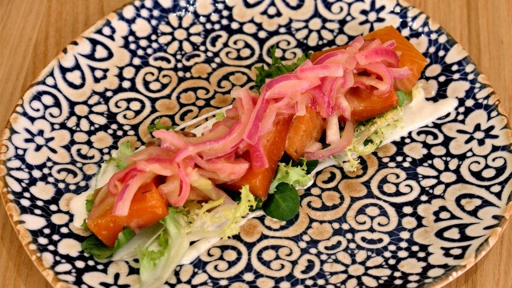 azabache-apertura-plato-salmon. azabache-apertura-plato-salmon