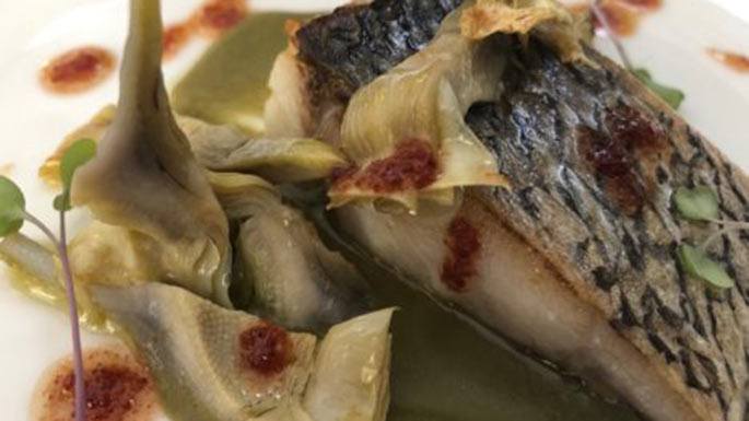 Corvina con alcachofas