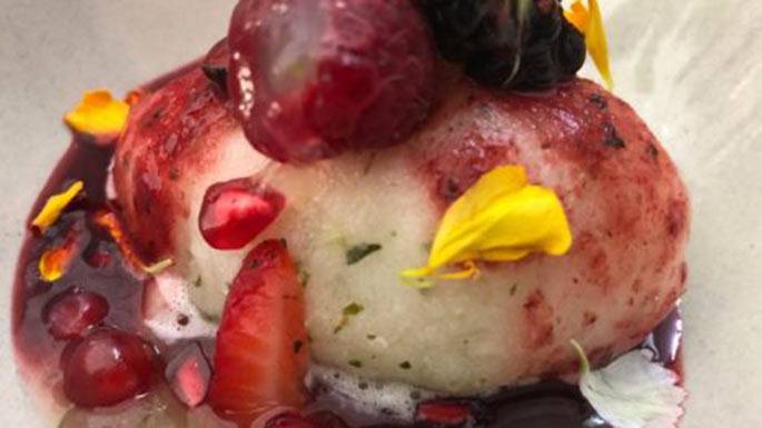 Sorbete de lima, pepino y hierbabuena con sopa fría de fresas