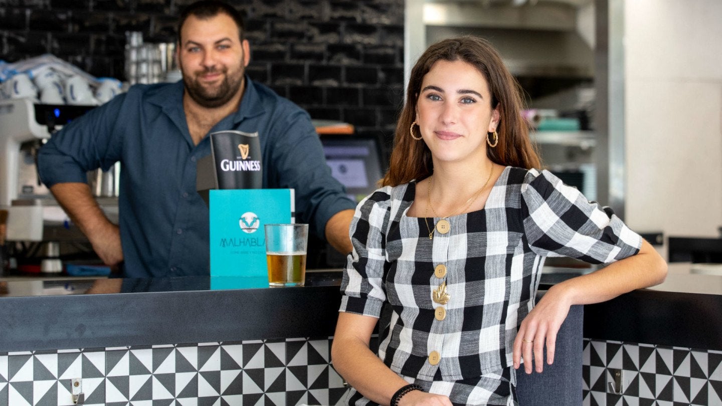 Carmen Deza y Javier González al fondo / Foto: Tomás Muruaga