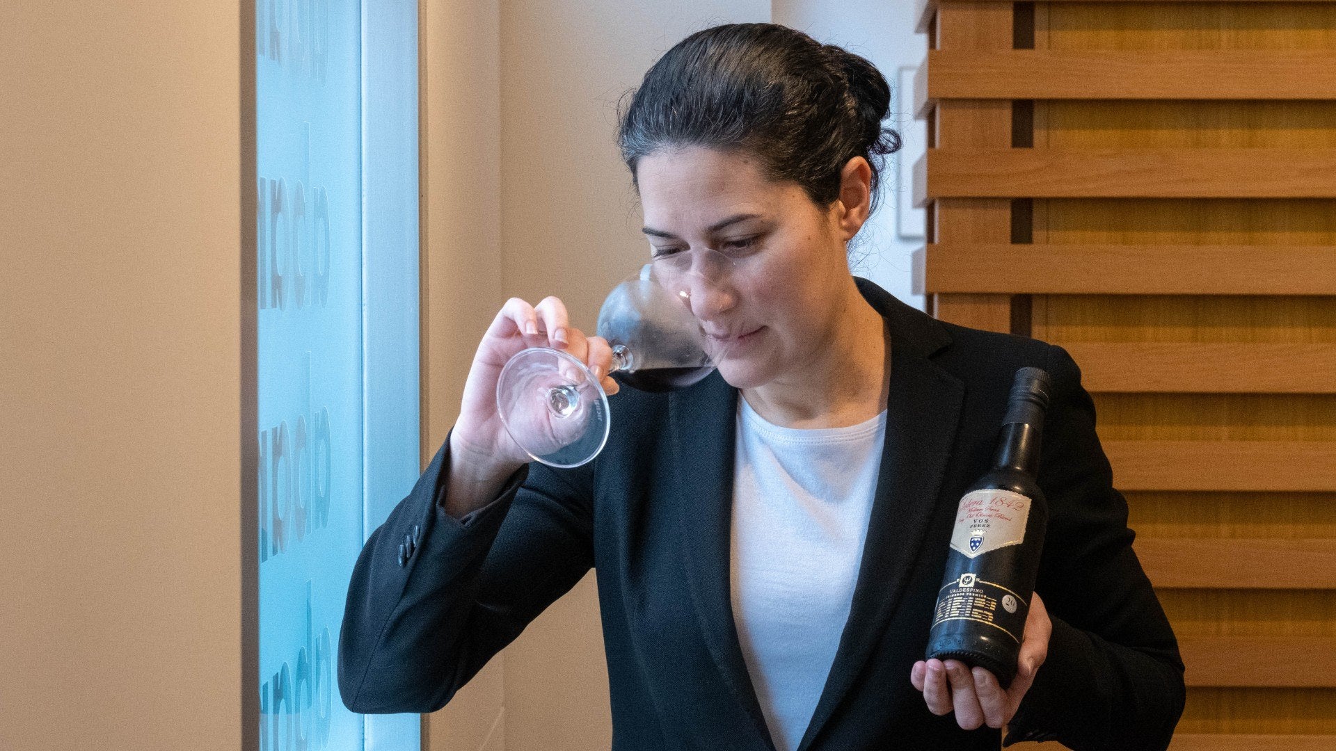 Pilar Vaca, de Abantal, con la botella de Solera 1842