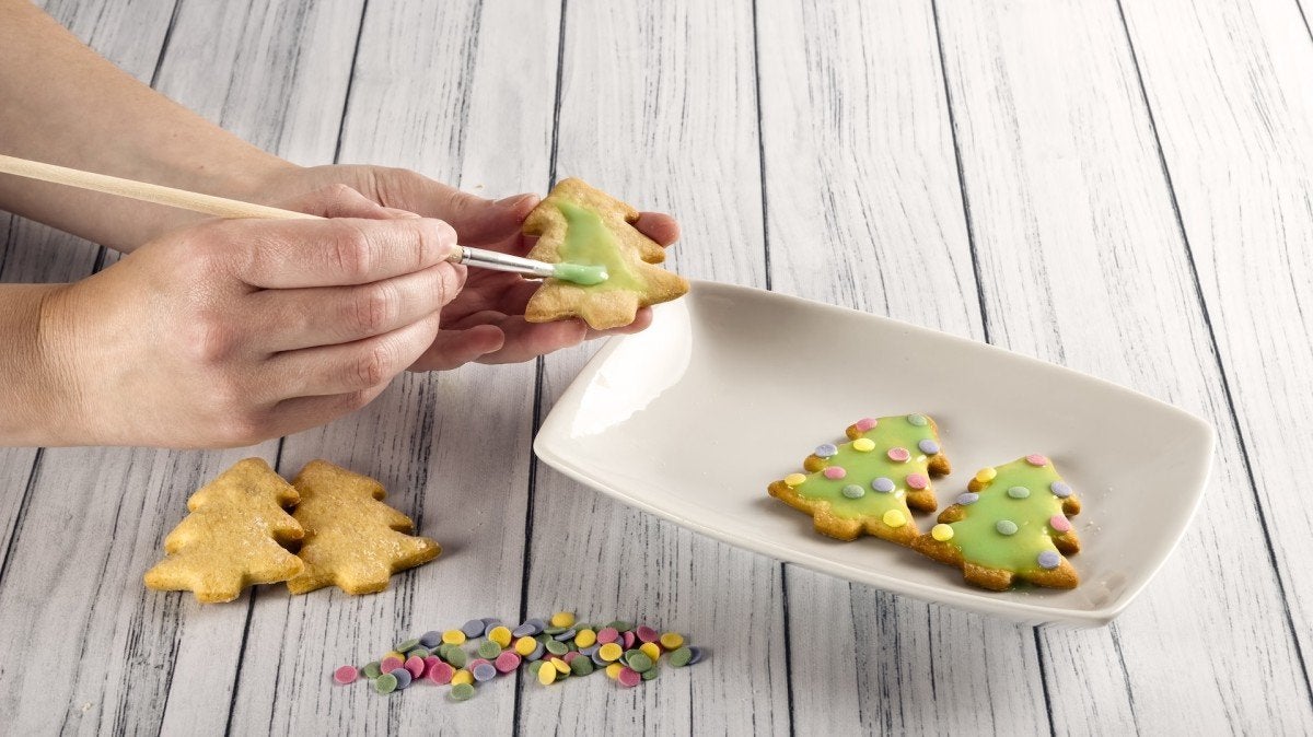 Galletas de Navidad: decorar con pincel