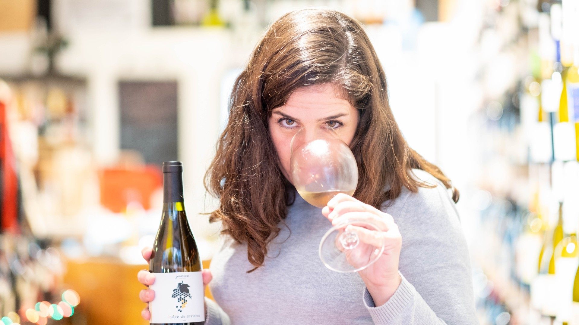 Hiniesta Toro, de Delatierra, con la botella de V Dulce de Invierno