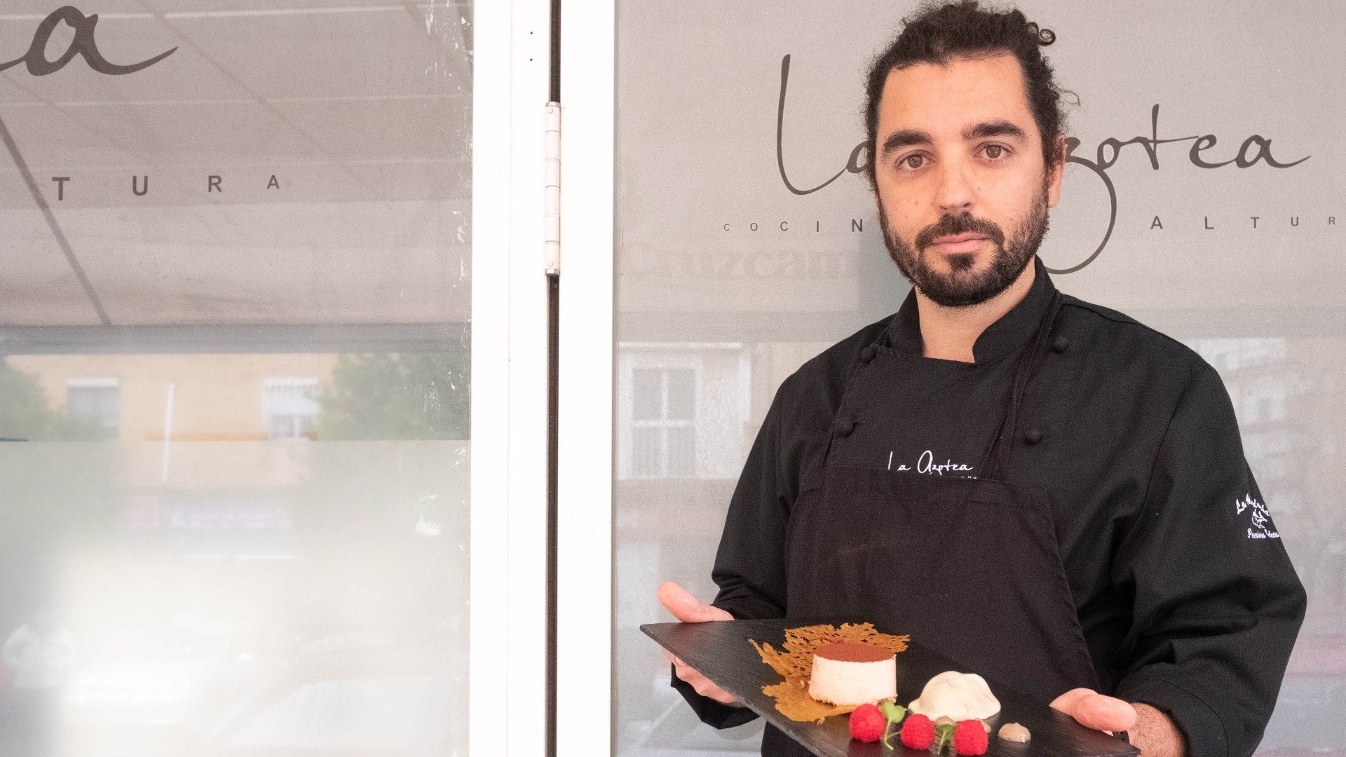 Pablo González Bautista, de La Azotea, con su postre