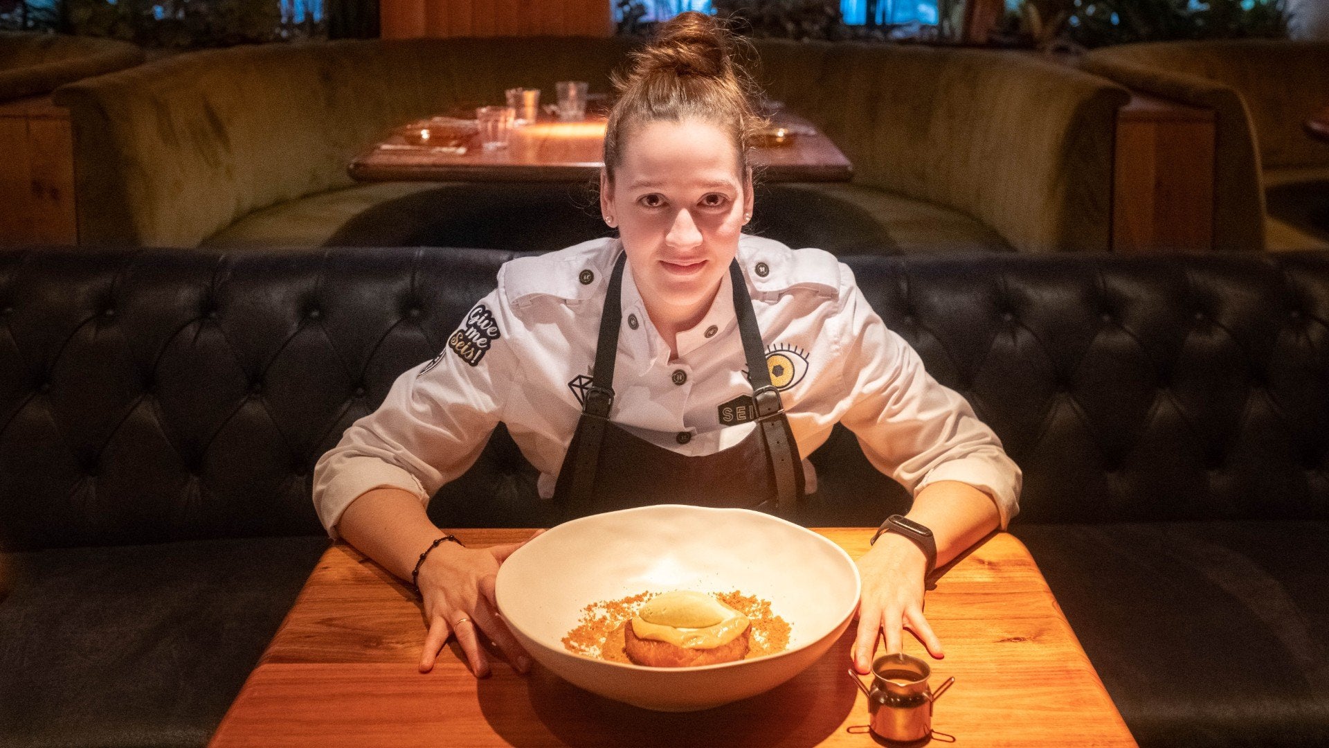 Ana Laura, repostera de Seis, con su postre