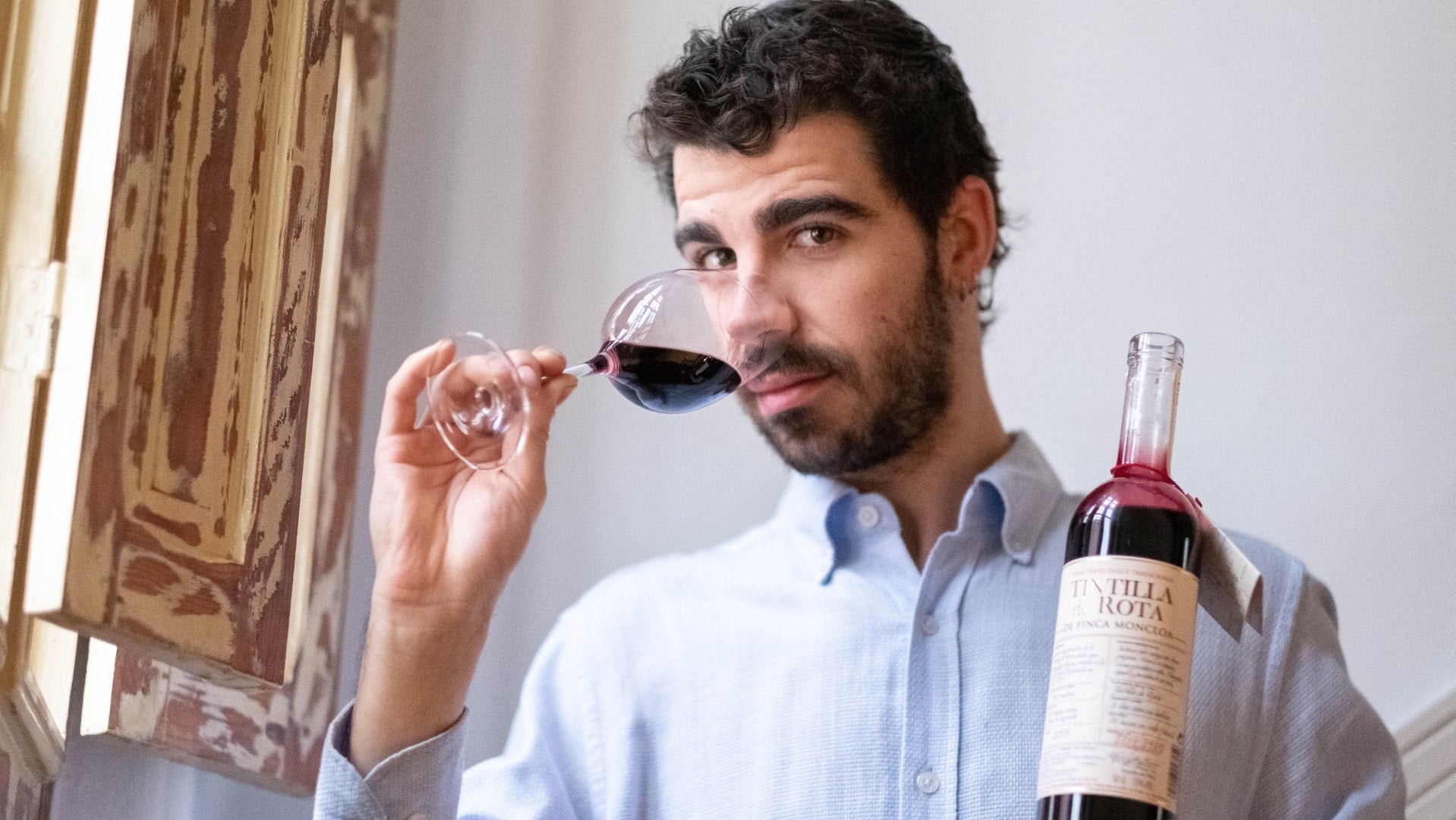 Robert Tetas, de Sobretablas, con la botella de Tintilla de Rota