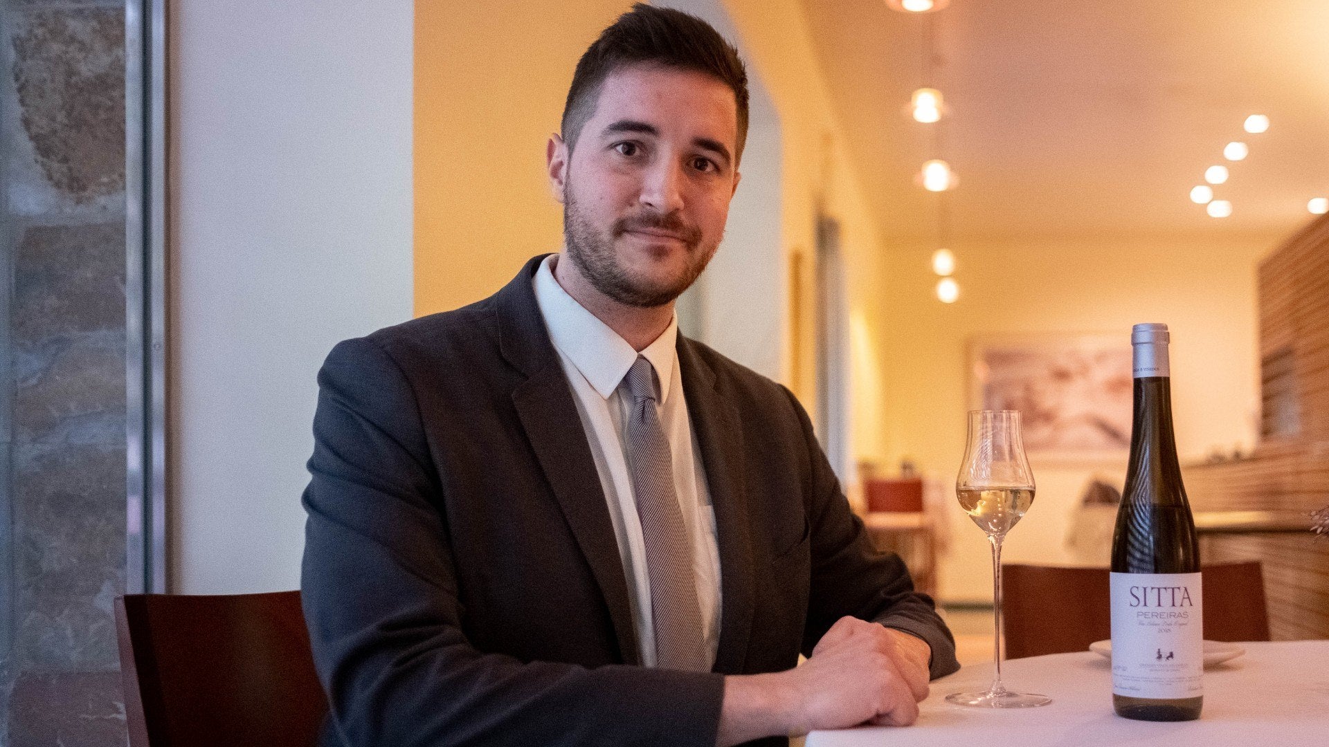 David Rodríguez Rodríguez, de Tribeca, con la botella de Sitta Pereira