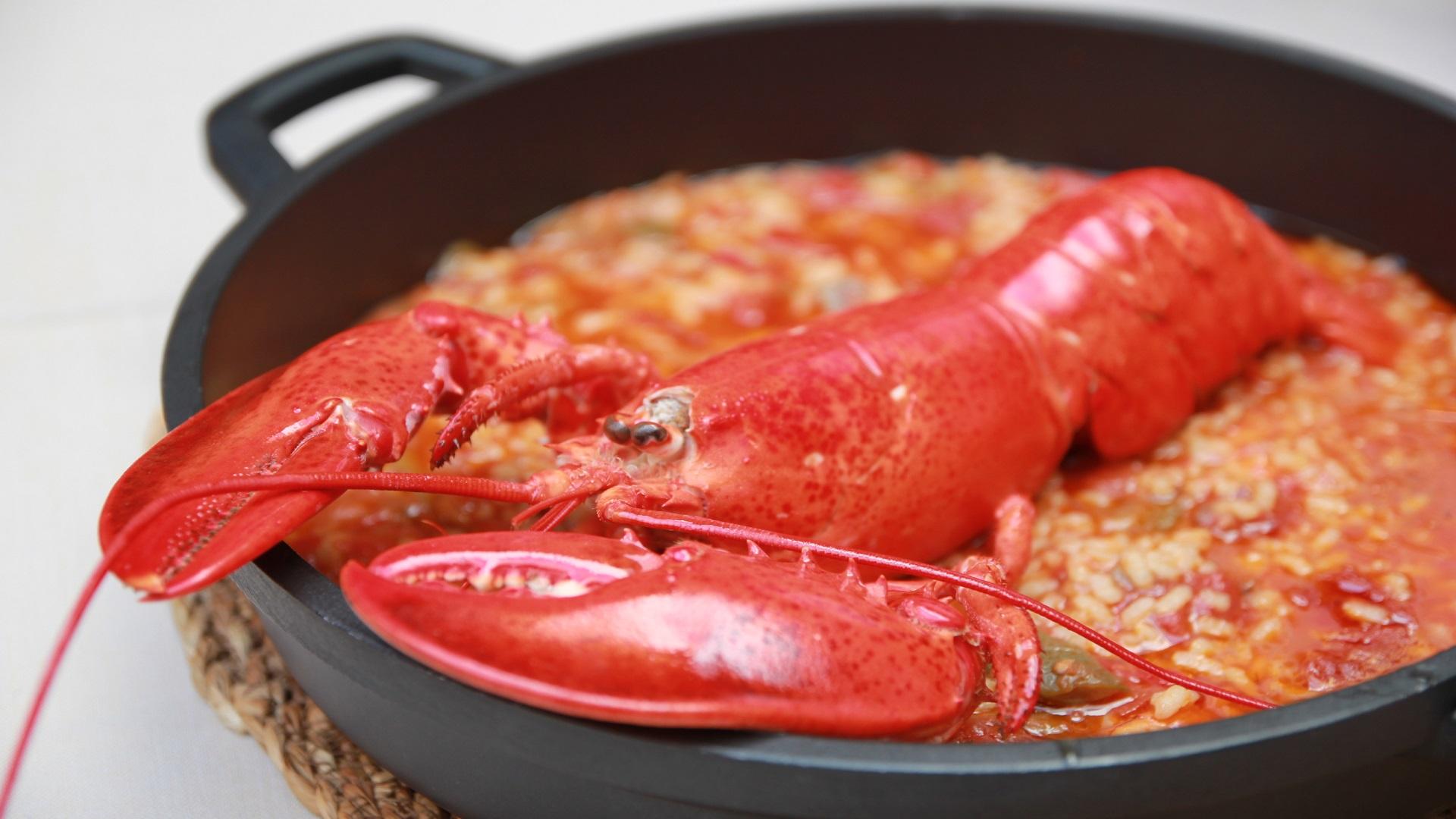 Manolo Mayo comienza su reparto a domicilio en Sevilla