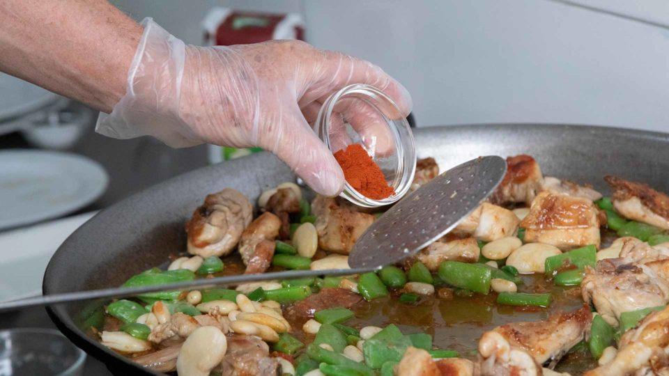 Cuatro recetas de arroz de la mano de grandes cocineros sevillanos: la paella de carne de L'Albufera