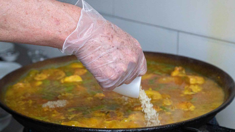 Cuatro recetas de arroz de la mano de grandes cocineros sevillanos: la paella de carne de L'Albufera