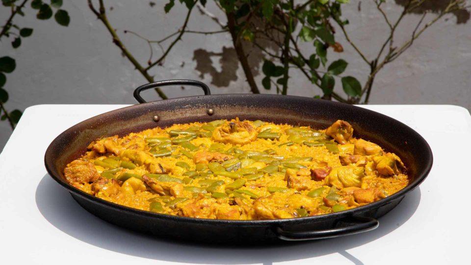 Cuatro recetas de arroz de la mano de grandes cocineros sevillanos: la paella de carne de L'Albufera