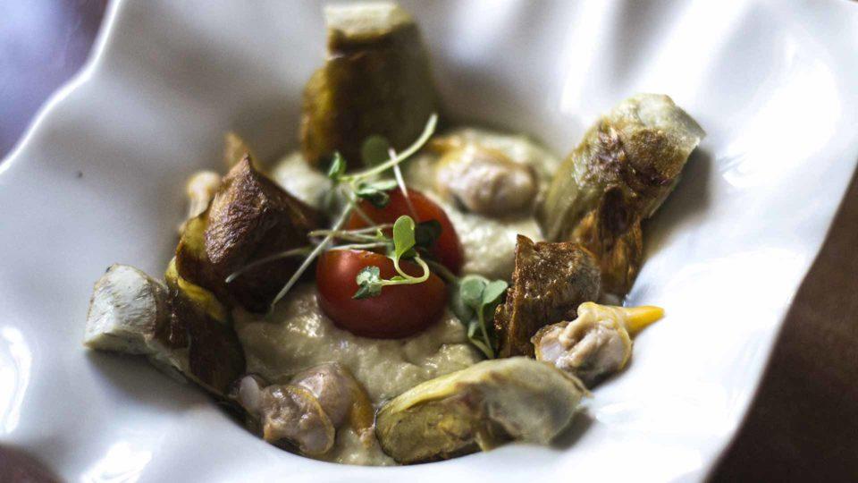 Alcachofas en tres texturas con berberechos de Restaurante El Candil