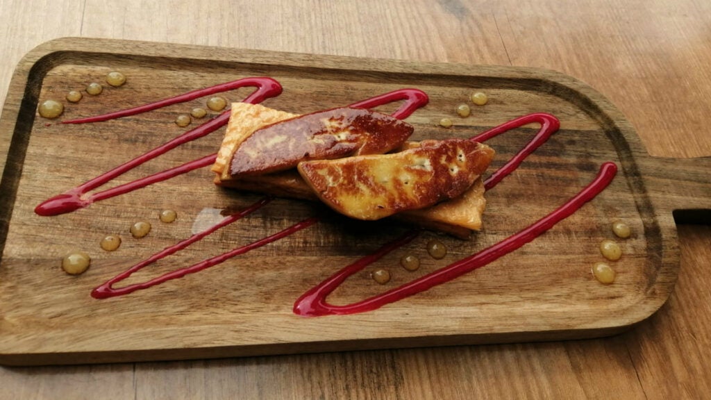 biscuit-foie-manzana. biscuit de foie con mermelada de manzana sobre hojaldre