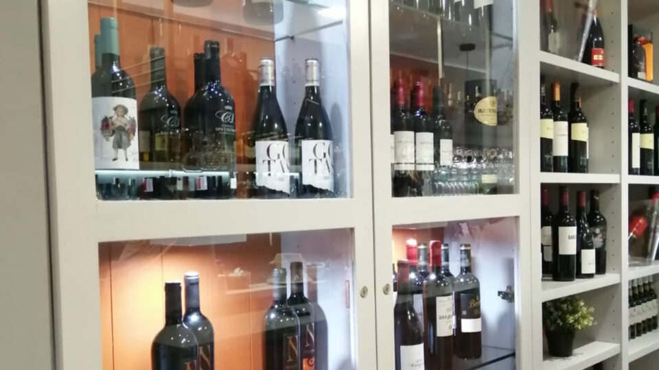 estantería de vinos ambigú de san francisco