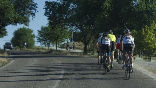 Cambia la norma de la DGT para adelantar a los ciclistas en carretera