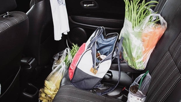 ¿Te pueden multar por llevar las bolsas de la compra en el asiento trasero del coche?