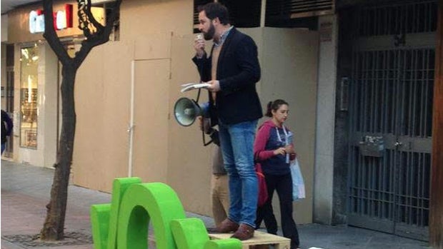 Abascal abre la campaña en Sevilla en el mismo banco donde se subió en 2015 y nadie le escuchaba