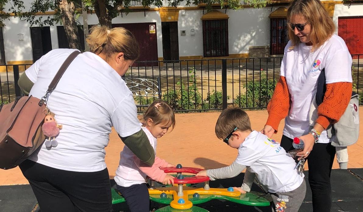 Ana y Silvia juegan con sus hijos en un parque de Arahal
