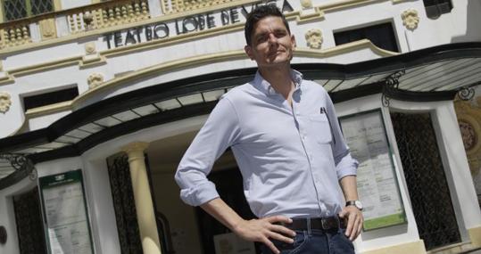 Carlos Forteza en la puerta principal del Lope de Vega