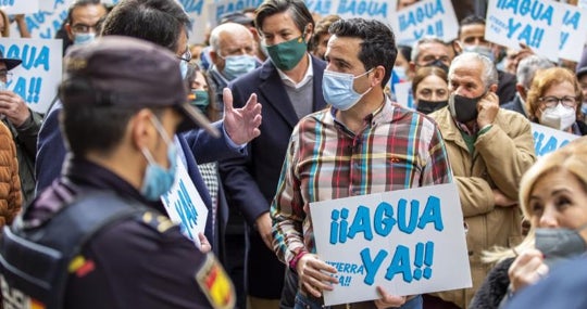 Romualdo Macías demanda más agua ante la sede de la subdelegación del Gobierno en Huelva