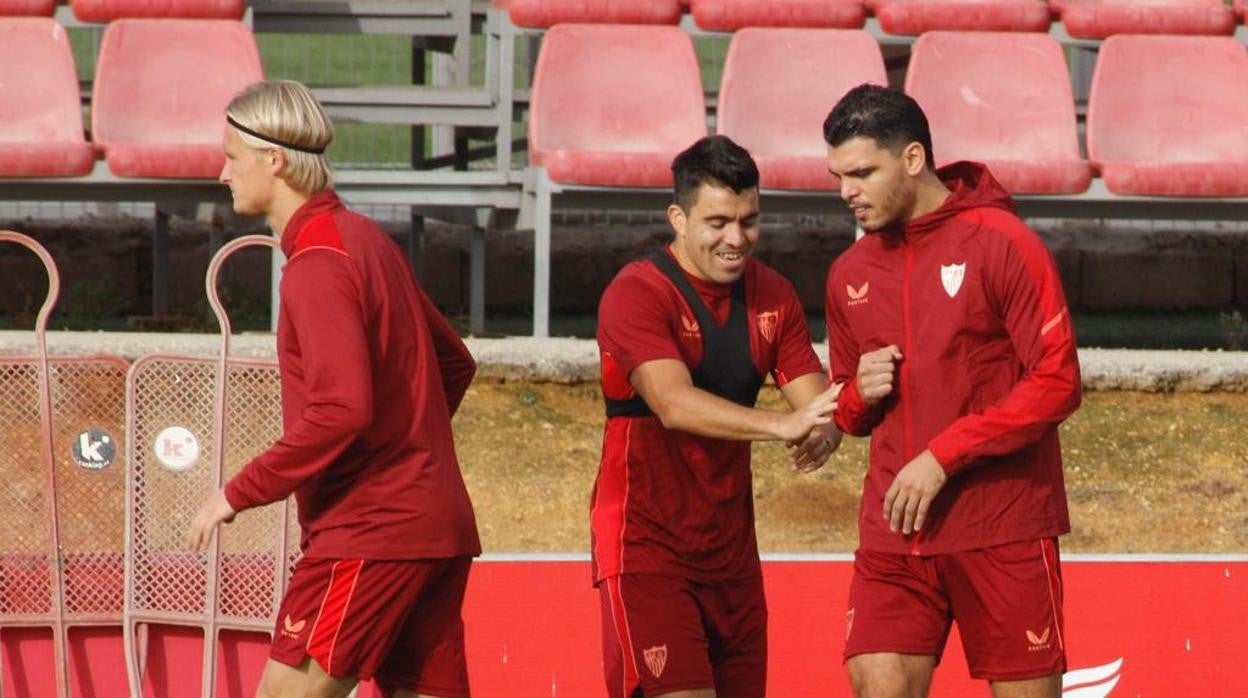 Acuña y Rekik, durante el entrenamiento de este lunes