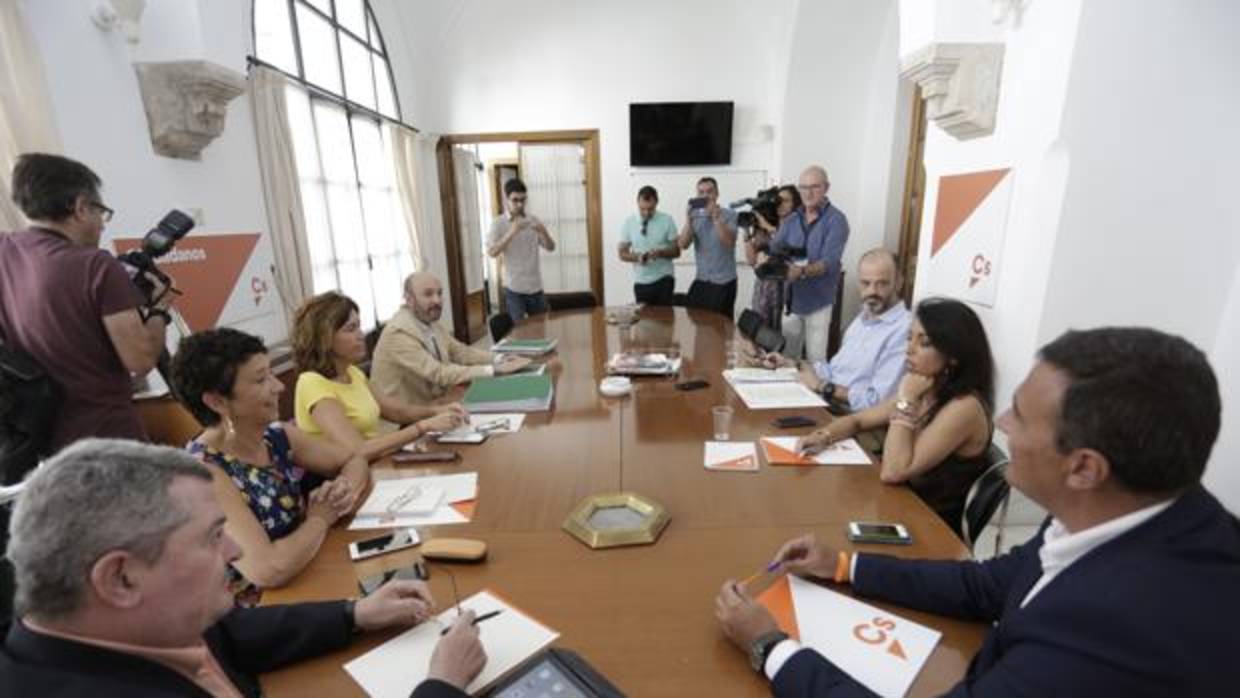 Reunión entre Cs, PSOE y Junta celebrada el pasado mes de junio en la que no se alcanzó ningún acuerdo sobre el Impuesto de Sucesiones