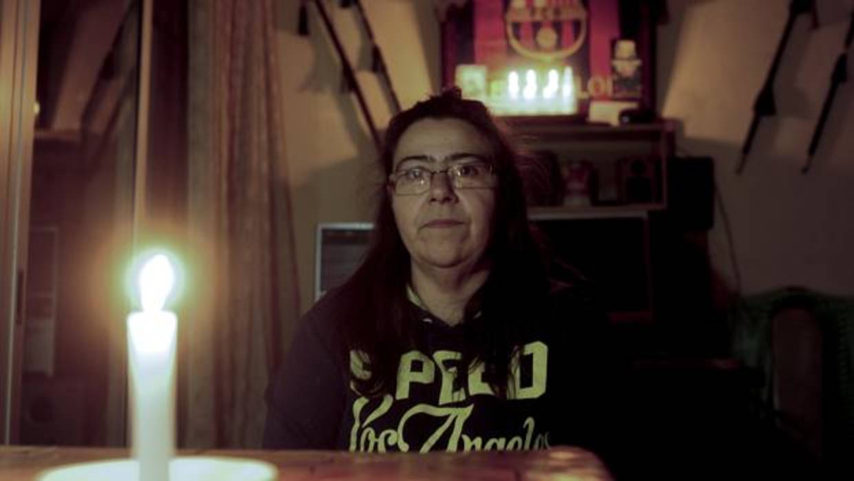 Una mujer enciende velas en su casa de Barcelona porque no puede pagar la factura de la luz